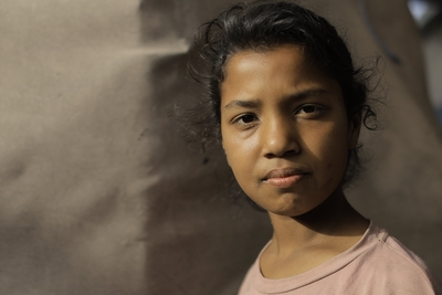 فادية تقيم مع أسرتها النازحة في شمال غزة وسط الركام ودون سبيل للحصول على الخدمات الأساسية. تصوير وكالة الأونروا