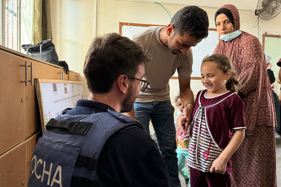 משרד האו"ם לתיאום עניינים הומניטריים מבקר בבית ספר בעיר עזה המשמש מחסה לעקורים. צילום: משרד האו"ם לתיאום עניינים הומניטריים, 29 ביוני 2024.