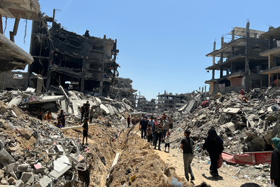 People in a destroyed residential area of Jabaأشخاص في منطقة سكنية مدمرة في جباليا. تصوير مكتب الأمم المتحدة لتنسيق الشؤون الإنسانية، 19 حزيران/يونيو 2024 lya. Photo by OCHA, 19 June 2024