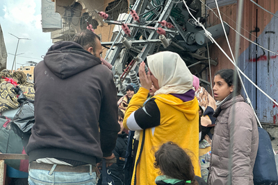 أشخاص يقفون في منطقة حضرية مدمرة في خانيونس خلال موجة أخرى من التهجير نحو رفح عقب تواصل احتدام الأعمال القتالية وأوامر الإخلاء الجديدة للمناطق السكنية الكبيرة. تصوير مكتب الأمم المتحدة لتنسيق الشؤون الإنسانية/أولغا تشيريفكو، 29 كانون الثاني/يناير 2024