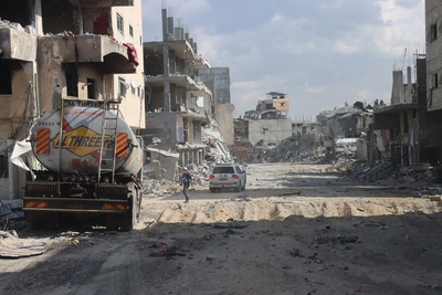 فريق تابع للأمم المتحدة وهو يحاول إيصال الوقود إلى مستشفى ناصر عبر الطرق المدمرة. ولا تزال العملية العسكرية الإسرائيلية في مستشفى ناصر مستمرة. تصوير مكتب الأمم المتحدة لتنسيق الشؤون الإنسانية/ثيمبا ليندن، 16 شباط/فبراير 2024