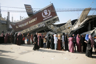 נשים וילדות עומדות בתור ללחם ברצועת עזה, מחוץ למאפייה שנפגעה. מאז ה-7 באוקטובר נפגעו ונהרסו 11 מאפיות. בדרום עזה, ללא חשמל או דלק, טחנת הקמח היחידה אינה יכולה לטחון חיטה. צילום: אונר"א