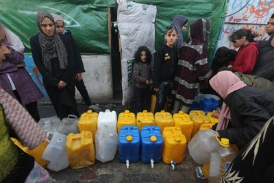 تفيد منظمة اليونيسف بأن أربعًا من كل خمس أسر في غزة تفتقر إلى إمكانية الحصول على مياه نظيفة وبطريقة آمنة. ووفقًا لتقييم أُعد مؤخرًا، لا يحصل النازحون إلا على لترين من المياه يوميا لكل فرد، وهي كمية تقل كثيرًا عن الحد الأدنى الموصى به والبالغ 15 لترًا. تصوير وكالة الأونروا.