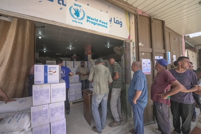 בני אדם עומדים בתור לקבלת מזון בעזה. צילום: תוכנית המזון העולמית