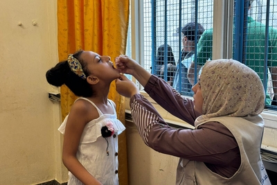 فتاة فلسطينية تتلقى الجرعة الأولى من لقاح شللّ الأطفال في وسط غزة. تصوير وكالة الأونروا.