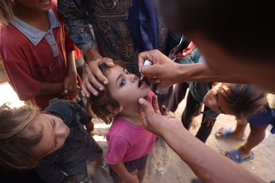 تطعيم الأطفال ضد شللّ الأطفال في غزة. تصوير منظمة اليونيسف