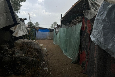 مراكز إيواء مؤقتة تترك النازحين في غزة عُرضة للأمطار. تصوير الأونروا