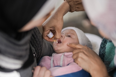 תינוק בעזה מקבל חיסון נגד פוליו. צילום: ארגון הבריאות העולמי.