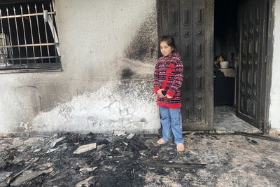 ילדה בת תשע שנעקרה יחד עם משפחתה מביתם בחווארה, נפת שכם, לאחר שהוצת על ידי מתנחלים. צילום: משרד האו"ם לתיאום עניינים הומניטריים.