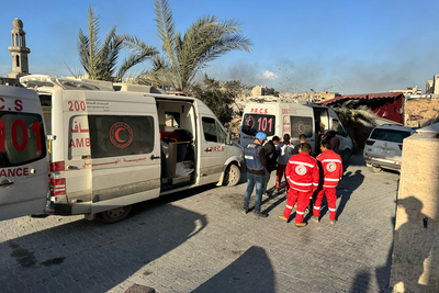 אנשי האו"ם ועובדי רפואה מקומיים מתכוננים לפנות מטופלים במצב קריטי מבית החולים האינדונזי בנפת צפון עזה, שחדל לתפקד. צילום: משרד האו"ם לתיאום עניינים הומניטריים, 29 בדצמבר 2024