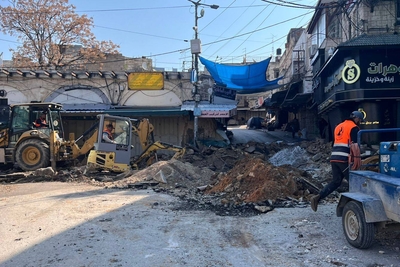 طواقم بلدية طولكرم تعمل على إصلاح خطوط المياه التي دُمّرت خلال عملية نفذتها القوات الإسرائيلية. تصوير بلدية طولكرم.