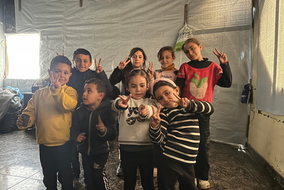 ילדים שחזרו עם משפחתם לצפון עזה וגרים כעת בביתם שניזוק. גורמים הומניטריים, במרוץ נגד הזמן, פועלים לספק לעקורים ולשבים מזון, חומרי מחסה, ביגוד חורפי ופריטים חיוניים אחרים. צילום: משרד האו"ם לתיאום עניינים הומניטריים / אולגה צ'רבקו