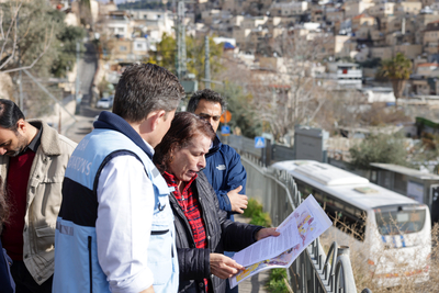 ראש מערך סיוע של האו"ם, טום פלטיצר, מבקר בירושלים המזרחית ב-5 בפברואר 2025. צילום: משרד האו"ם לתיאום עניינים הומניטריים / עאהד אזחימן