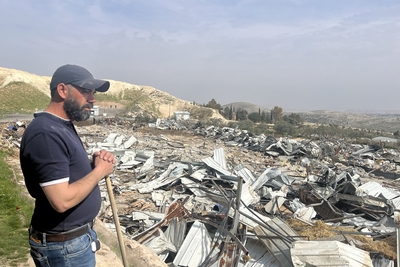 פלסטיני משקיף על הריסות רכושו לאחר שכוחות ישראליים הרסו 12 מבנים בקהילה הבדואית א-זעיים, בנפת ירושלים, ב-3 במרס 2025. צילום: משרד האו"ם לתיאום עניינים הומניטריים