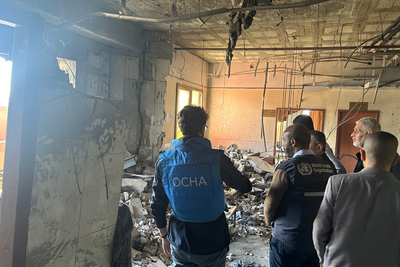 موظفو الأمم المتحدة يعاينون الأضرار التي لحقت بمجمّع ناصر الطبي (خانيونس) في أعقاب هجوم أسفر عن مقتل طفل وشخص بالغ وإصابة ثمانية آخرين. تصوير مكتب الأمم المتحدة لتنسيق الشؤون الإنسانية