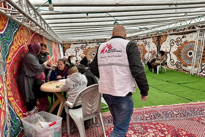 أُسر فلسطينية نازحة في جنين تسعى للحصول على الخدمات الإنسانية، بما فيها الاستشارات الطبية والأنشطة الترويحية. تصوير عُدي الشوبكي/منظمة أطباء بلا حدود