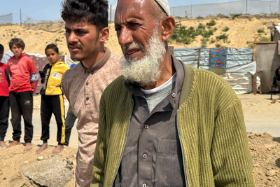 «لقد أطلقوا النار علينا. فأُصيب بعضنا وكانوا يصرخون، ولكنني لم أستطع أن أنظر ورائي من الخوف.» فلسطيني فرّ من رفح تحت القصف. تصوير مكتب الأمم المتحدة لتنسيق الشؤون الإنسانية/أولغا تشيريفكو