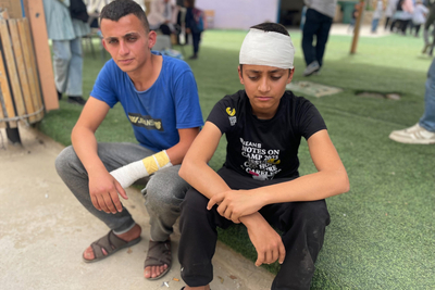 شقيقان أُصيبا بجروح على يد مستوطنين إسرائيليين عندما اقتحموا خيمتهما في جنبا، مسافر يطا (الخليل) في 28 آذار/مارس 2025. تصوير: مكتب الأمم المتحدة لتنسيق الشؤون الإنسانية