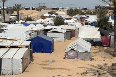 خيام مؤقتة في المواقع التي تؤوي النازحين في منطقة المواصي بخانيونس، حيث لجأ آلاف الفلسطينيين وسط تصاعد الأعمال القتالية وصدور أوامر النزوح الإسرائيلية. تصوير مكتب الأمم المتحدة لتنسيق الشؤون الإنسانية