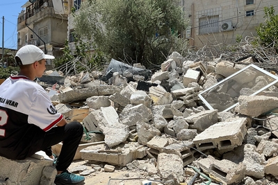 فتى فلسطيني يجلس أمام منزل هدمه أصحابه بناءً على أوامر إسرائيلية في منطقة سلوان بالقدس الشرقية. تصوير مكتب الأمم المتحدة لتنسيق الشؤون الإنسانية
