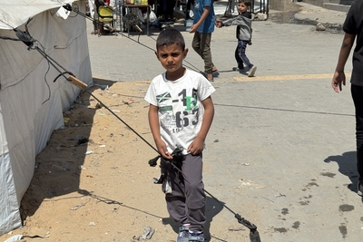 فتى فلسطيني في موقع لإيواء النازحين بمدينة غزة. تصوير مكتب الأمم المتحدة لتنسيق الشؤون الإنسانية/أولغا تشيريفكو