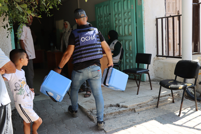 An OCHA staff member dispatching polio vaccines in Deir al Balah area of the Gaza Strip. Photo by OCHA/Themba Linden, 2 September 2024