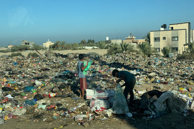 أطفال في غزة يبحثون في النفايات المتناثرة. تصوير مكتب الأمم المتحدة لحقوق الإنسان/أولغا تشيريفكو