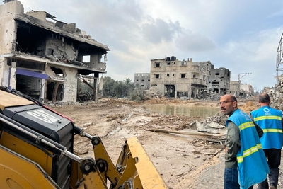 טכנאים מתקנים כבל סיבים אופטיים שניזוק קשות. ב-18 בדצמבר, הודות למאמציהם של צוותים כאלה שעבדו תוך סיכון עצמי גבוה, חזרו שירותי הטלפוניה והאינטרנט בעזה  לפעול באופן חלקי. ההשבתה, שהחלה ב-14 בדצמבר, פגעה קשות בפעילויות חירום ובפעולות הומניטריות, משום שמנעה גישה למידע חיוני. צילום: פלטל, 18 בדצמבר 2023.