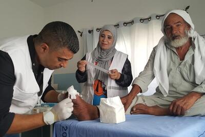 Nabil Al Amour (on the right) receiving care in a mobile clinic. Photo by Anees Mahareeq @CARE 2021