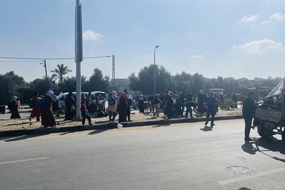 Displaced Palestinians walking south in central Gaza Strip. Photo by OCHA, 6 November 2023