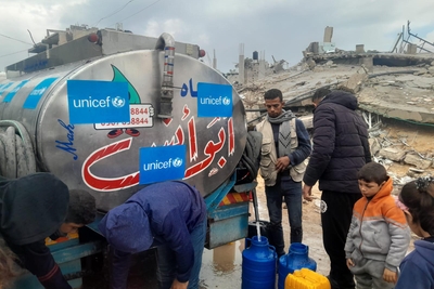 Trucking water to address shortages in the supply resulting from extensive damage to water infrastructure. Photo by UNICEF