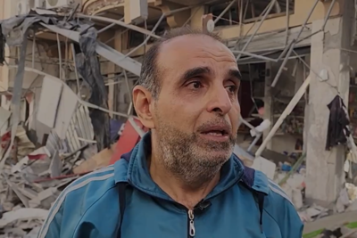 "אלה כל הזיכרונות שלנו, כל החיים שלנו. גרנו פה יותר מ-50 שנה... עכשיו הכול נעלם; הכול הפך לאפר." צילום מסך מתוך סרטון של אונר"א.