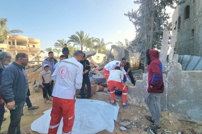 عاملون طبيون وهم يُجلون أحد المصابين في غزة، 18 آذار/مارس 2025. تصوير جمعية الهلال الأحمر الفلسطيني