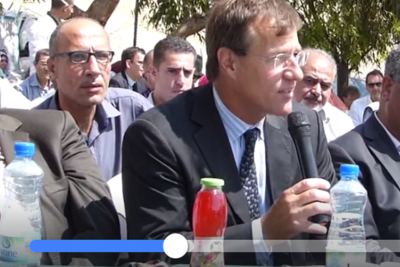 דייויד קרדן, ראש משרד האו״ם לתיאום עניינים הומניטריים בשטח הפלסטיני הכבוש, נושא דברים בח׳אן אל־אחמר ב־17 באוגוסט 2016