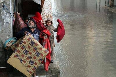 Family evacuating their home in Gaza, 12 December 2013