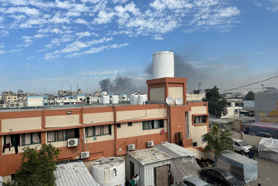עשן נראה בתמונה שצולמה ממשרדו של מנהל בית החולים נאסר. זהו אחד משלושה בתי חולים בח'אן יונס שסביבם התנהלה בימים האחרונים לחימה כבדה. על פי דיווחים, צוותי רפואה לא הצליחו להעביר פצועים קשה מבית החולים למתקנים סמוכים. צילום: משרד האו"ם לתיאום עניינים הומניטריים / אולגה צ'רבקו, 21 בינואר 2023
