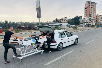 نقل مريض من المستشفى إلى الجنوب عبر «ممر» فتحه الجيش الإسرائيلي في أعقاب دعواته لإخلاء شمال غزة. تصوير مكتب الأمم المتحدة لتنسيق الشؤون الإنسانية، 12 تشرين الثاني/نوفمبر 2023.