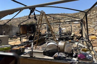 مستوطنون إسرائيليون يحرقون خيامًا سكنية في قرية المغاير بمحافظة رام الله، مما أدى إلى تهجير أسرتين فلسطينيتين. تصوير مكتب الأمم المتحدة لتنسيق الشؤون الإنسانية