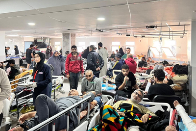תשעה מתוך 36 בתי החולים בעזה כשירים לפעולה, אף כי באופן חלקי בלבד. הם מתפקדים בתפוסת מיטות הגדולה פי שלושה מקיבולתם, ומתמודדים עם היעדר חשמל, מעט מאוד דלק להפעלת הגנרטורים לשעת חירום, וחוסרים קריטיים באספקה חיונית. צילום של בית החולים שיפא – ארגון הבריאות העולמי, 16 בדצמבר 2023.