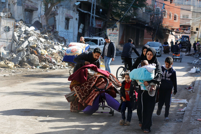 تشير التقديرات إلى أن 100,000 شخص انتقلوا خلال الأيام القليلة الماضية إلى رفح، التي باتت أكثر المناطق كثافة بالسكان في غزة. وفيما يعد تهجيرًا متكررًا في الغالب، جاء انتقال هؤلاء بعد تصاعد الأعمال القتالية في خانيونس ودير البلح، فضلًا عن الأوامر التي يصدرها الجيش الإسرائيلي بإخلاء مناطق معينة. تصوير وكالة الأونروا