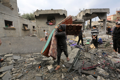 مع اقتراب اليوم الـ90، يجب أن ينتهي هذا النزاع. وفي خضم الموت والإصابات والدمار والتهجير والجوع والعطش، فإن عمليات الإغاثة مقيدة بشدة ولا يمكنها الاستجابة إلا لجزء بسيط من احتياجات الناس. تصوير الأونروا