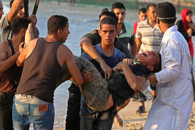 Palestinian injured during a demonstration protesting the naval blockade on the beach near the fence , northwest of Beit Lahiya. September 2018. © Photo by Ashraf Amra