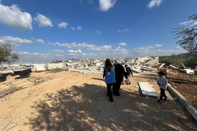 משפחה פלסטינית מדיר בלוט, נפת סלפית, מראה לעובד סיוע את שלושת המבנים בשימוש חקלאי שהמנהל האזרחי הישראלי הרס, 17 בדצמבר 2024. צילום: משרד האו"ם לתיאום עניינים הומניטריים, 17 בדצמבר 2024