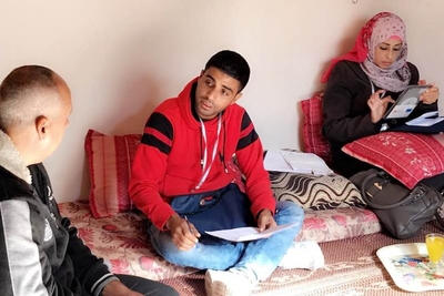 موظفو المجلس النرويجي للاجئين يجرون مقابلة مع أسرة مهجرة داخليًا في شمال غزة، تشرين الثاني/نوفمبر 2017