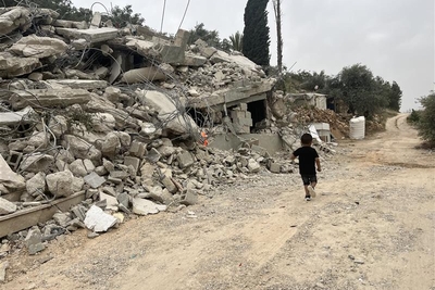 طفل من كل 10 أطفال هُجِّروا بعدما هدمت القوات الإسرائيلية منازلهم في نعلين، وسط الضفة الغربية، في 21 نيسان/أبريل 2025. تصوير مكتب الأمم المتحدة لتنسيق الشؤون الإنسانية