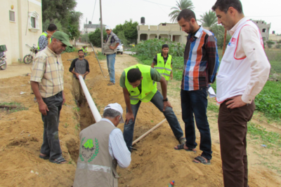 הנחת צינור מים חדש בעבסאן אל־כבירה / © צילום: Première Urgence Internationale