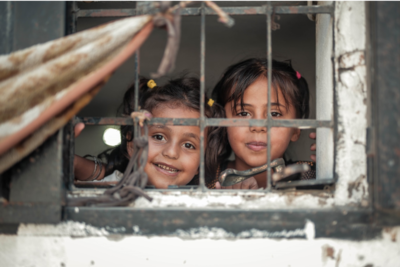 Rimas, 7, and her sister, Layan, 11, at risk of eviction from their rented home in Jabalia (Gaza),  August 2019. ©  Photo by Ahmed Mashharawi, NRC