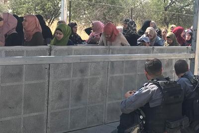 Gilo checkpoint between Bethlehem and Jerusalem, third Friday of Ramadan, 1 June 2018. Photo by OCHA.