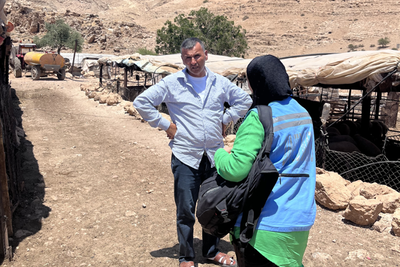 راعِ فلسطيني يشارك معلومات في سياق التقييم العاجل. تصوير مكتب الأمم المتحدة لتنسيق الشؤون الإنسانية