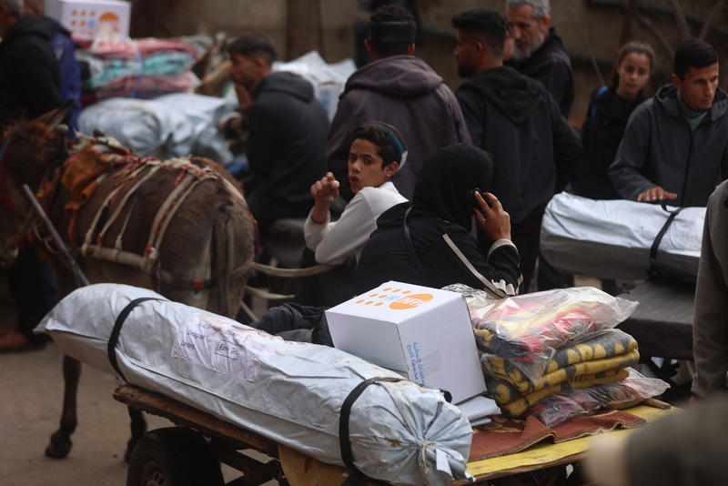 أسر فلسطينية تتلقى المساعدات اللازمة للاستعداد لفصل الشتاء في دير البلح. تصوير مكتب الأمم المتحدة لتنسيق الشؤون الإنسانية